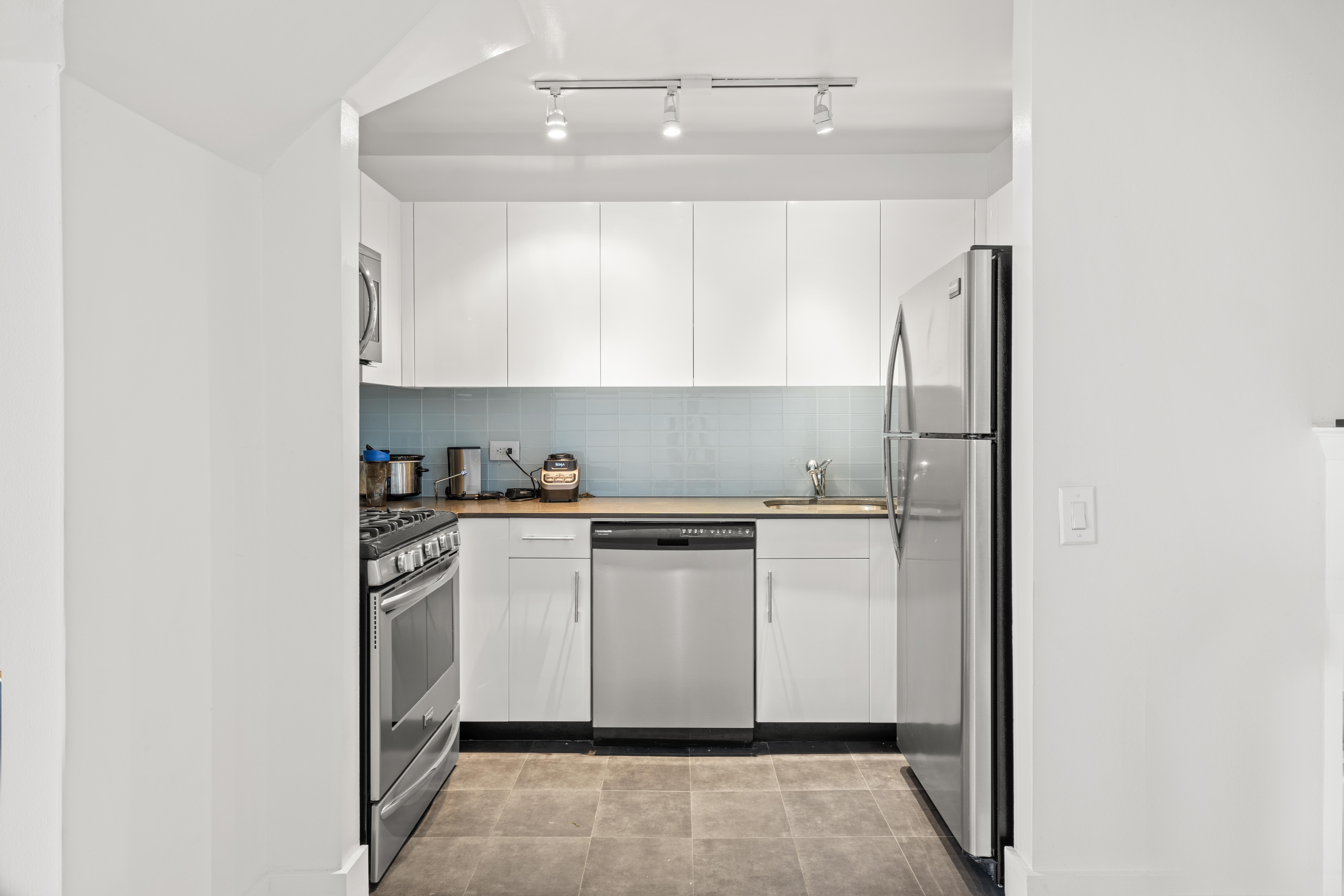 201 East 69th Street, Unit PHK Manhattan, NY 10021 - Photo 4 of 9