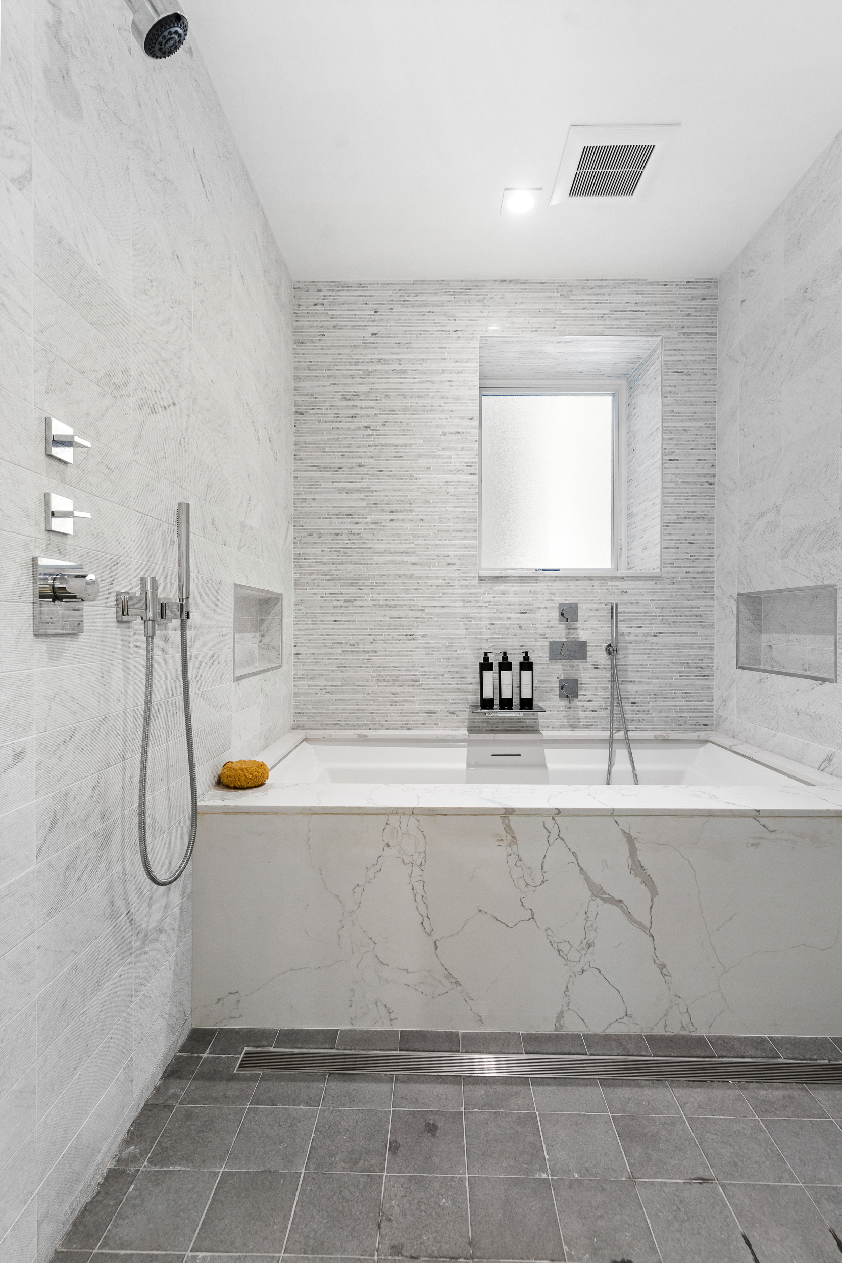 135 East 38th Street Manhattan, NY 10016 - Photo 20 of 32 a bathroom with a bathtub and a sink