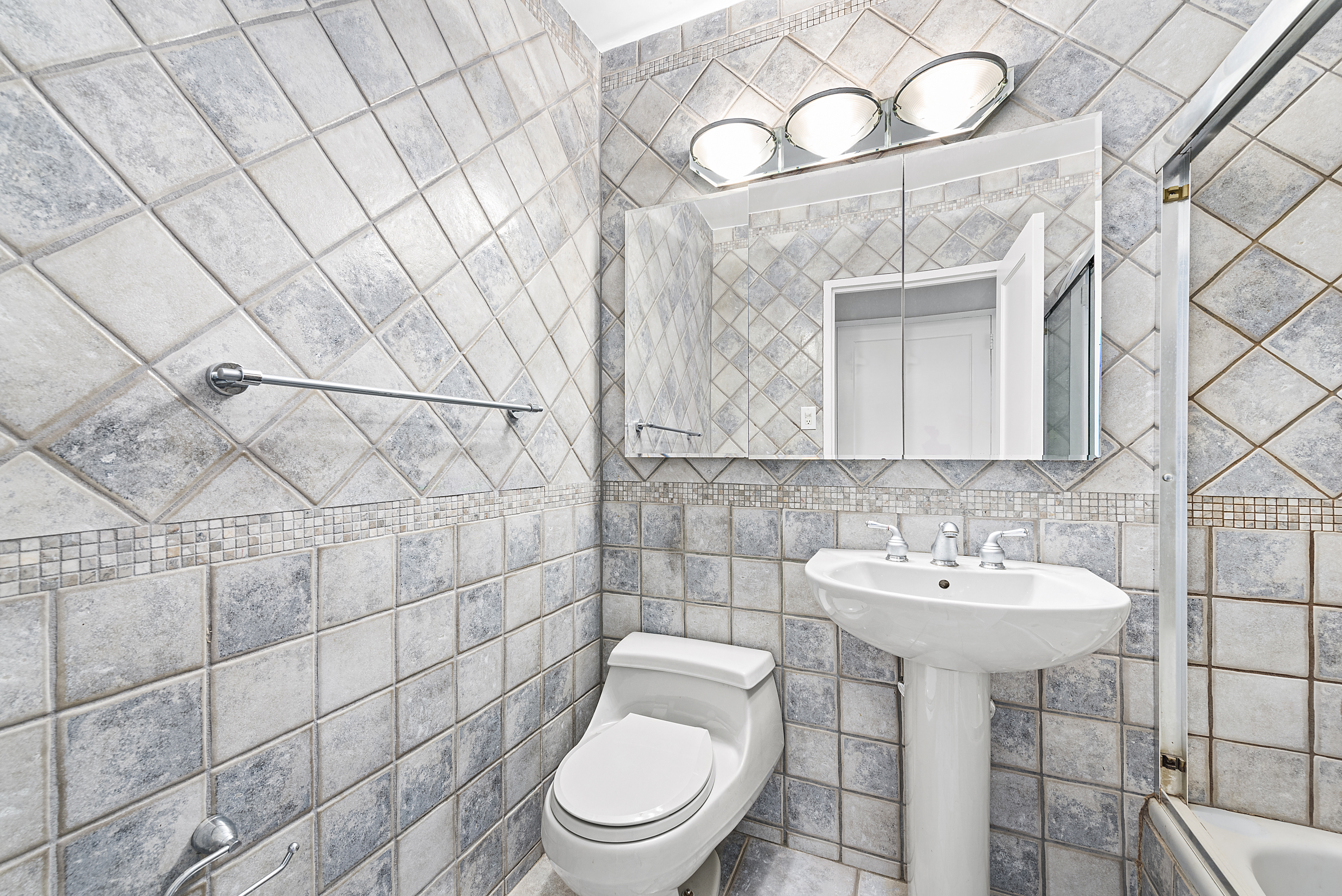 250 East 87th Street, Unit 30AJ Manhattan, NY 10128 - Photo 6 of 9