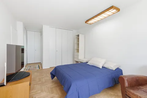 $775,000 | 343 East 74th Street, Unit 5H | Lenox Hill