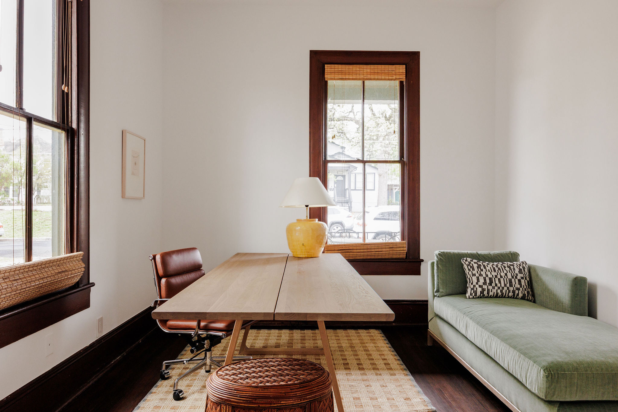 606 West 35th Street Austin, TX 78705 - Photo 33 of 37 a living room with furniture and a window