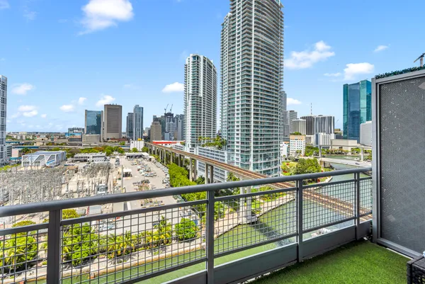 $419,999 | 690 Southwest 1st Court, Unit 1709, Miami, FL 33130