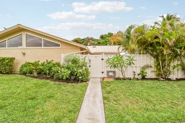 $404,000 | 5469 Eagle Lake Drive, Palm Beach Gardens, FL 33418