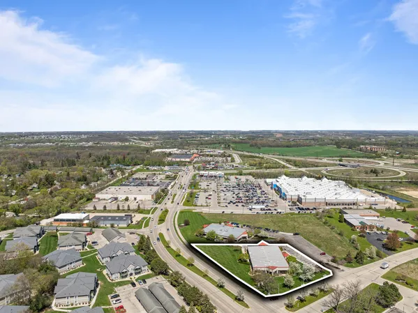 $7,894 | 751 Geneva Parkway North, Unit SUITES 1, Lake Geneva, WI 53147