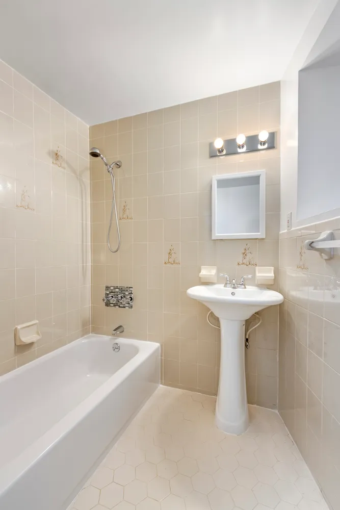 $3,000 | 319 East 105th Street, Unit 5F | East Harlem