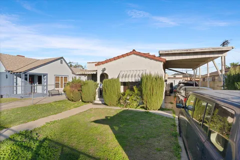 a view of a house with a yard
