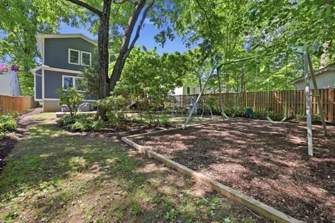 a view of a backyard