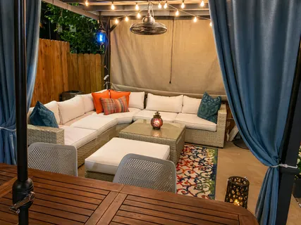 a view of entryway with outdoor seating