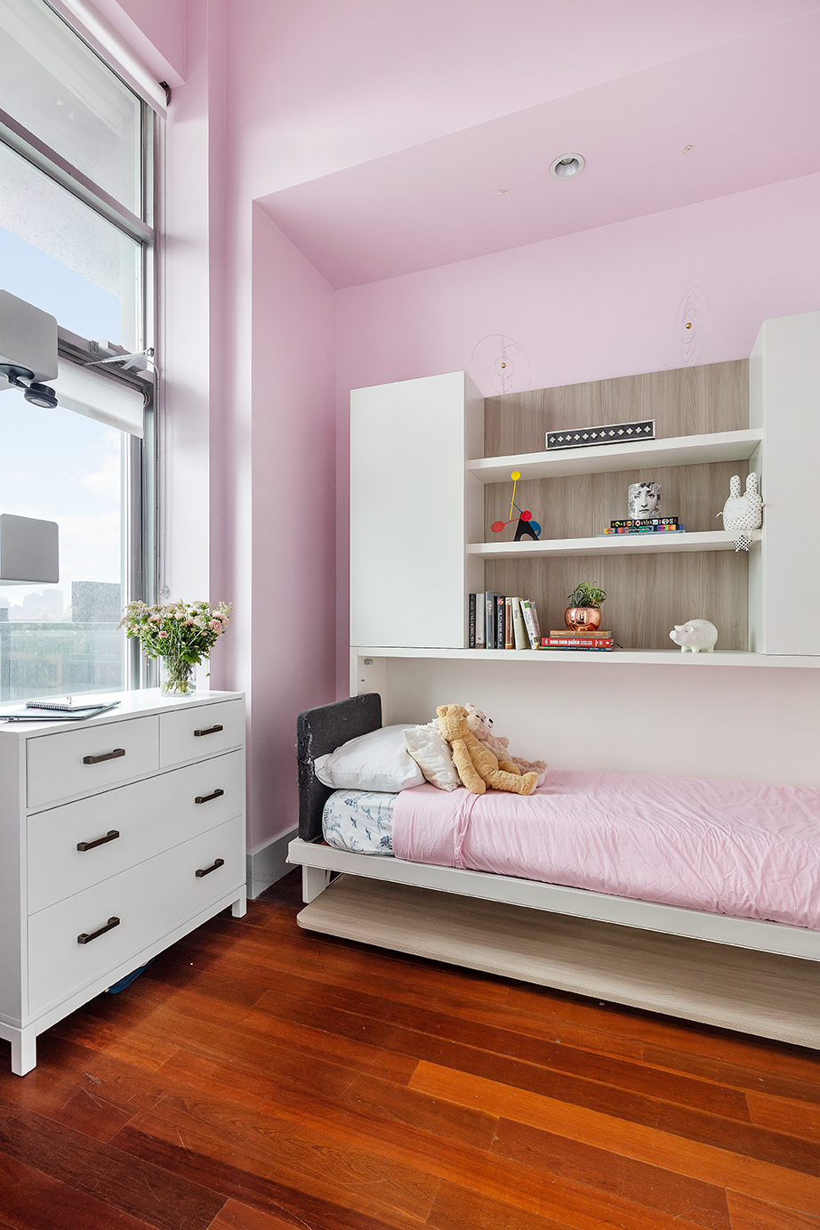 60 Broadway, Unit 6A Brooklyn, NY 11249 - Photo 9 of 14 a bedroom with a bed and a window