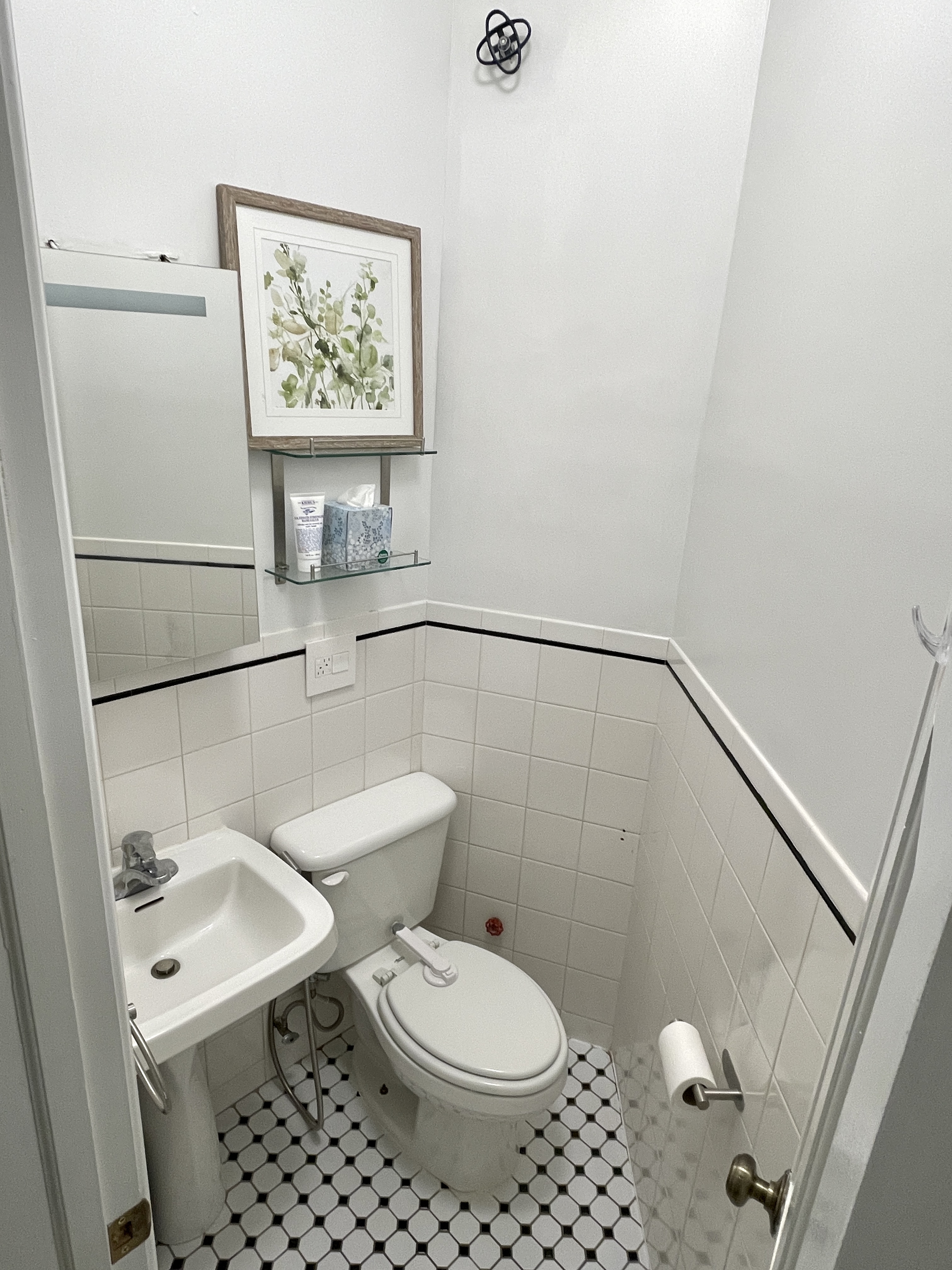 203 West 90th Street, Unit 6B Manhattan, NY 10024 - Photo 11 of 22 a bathroom with a toilet a sink and a shower