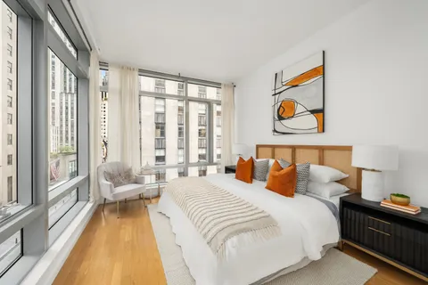 $1,088,000 | 18 West 48th Street, Unit 4F | Midtown Central