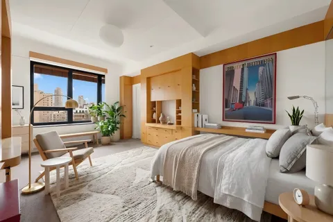 $5,850,000 | 911 Park Avenue, Unit 14C | Upper East Side
