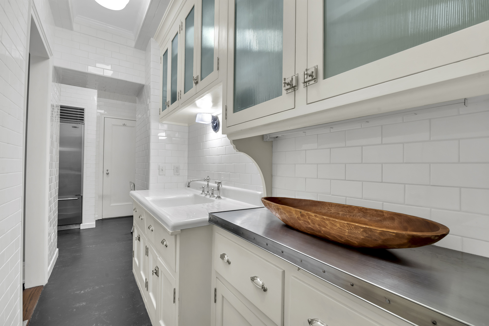 7 Gracie Square, Unit 5A Manhattan, NY 10128 - Photo 16 of 26 a bathroom with a sink and a mirror