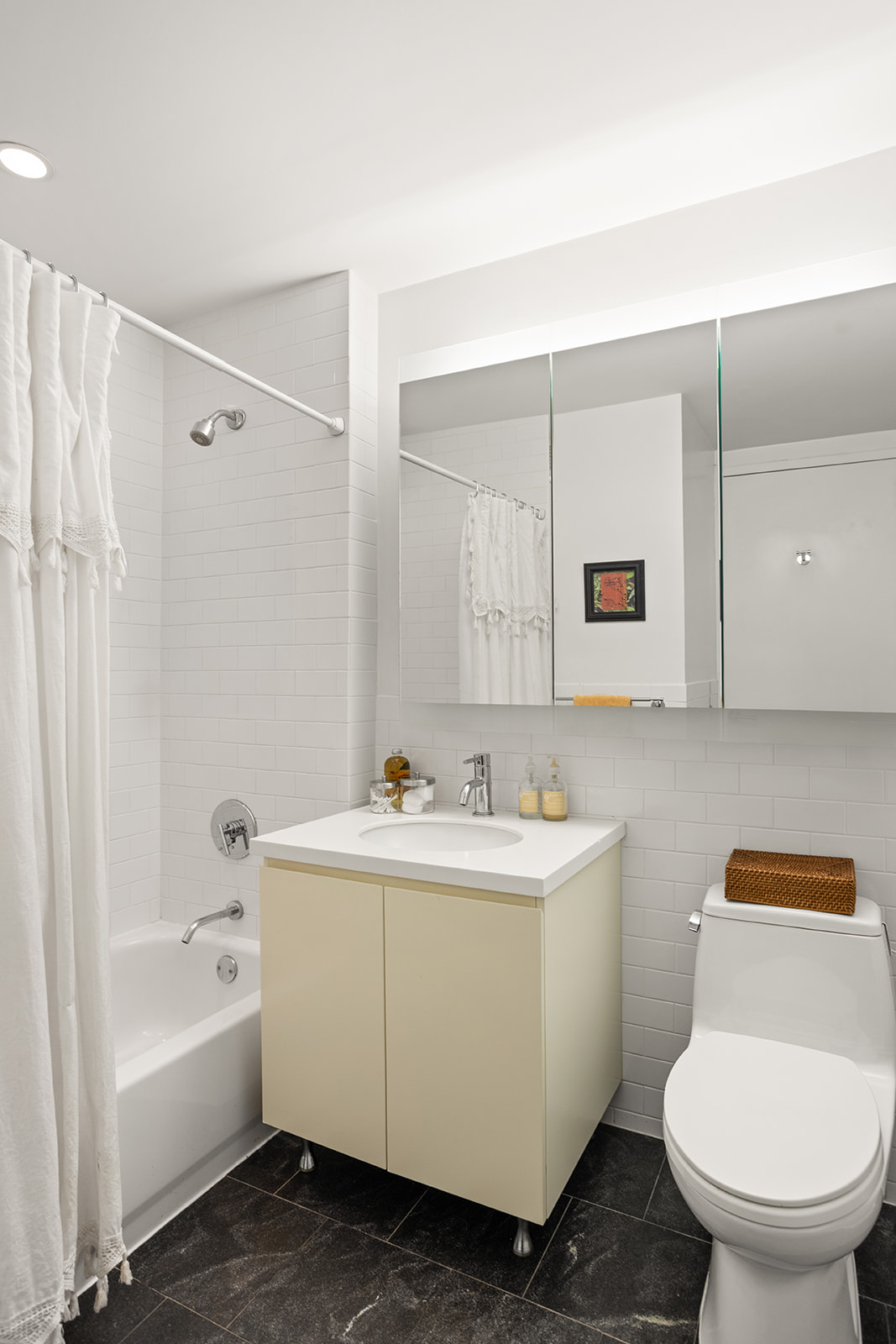189 Schermerhorn Street, Unit 16G Brooklyn, NY 11201 - Photo 7 of 15 a bathroom with a toilet a sink and bathtub