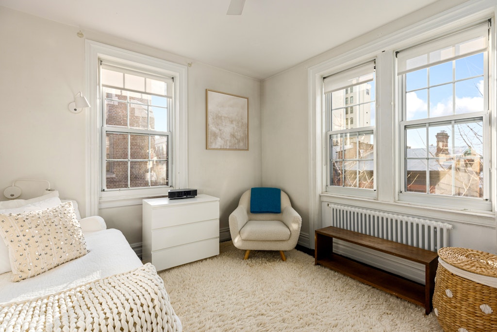 115 Willow Street, Unit 5A Brooklyn, NY 11201 - Photo 9 of 12 a bedroom with a bed and a couch