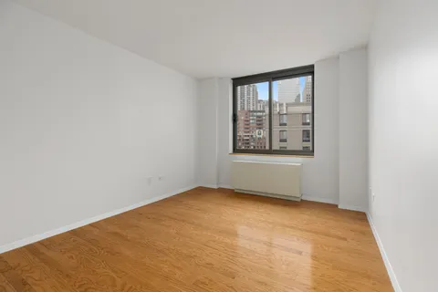 $550,000 | 2 South End Avenue, Unit 8E | Battery Park City