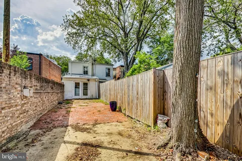 $1,200,000 | 524 10th Street Southeast, Washington, DC 20003