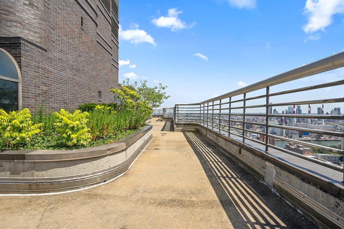 530 East 76th Street, Unit PH36/37E Manhattan, NY 10021 - Photo 27 of 29 a view of a balcony