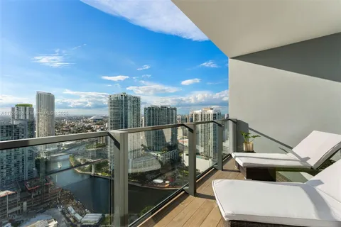 $659,999 | 68 Southeast 6th Street, Unit 3506, Miami, FL 33131