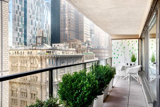 $1,850,000 | 200 Central Park South, Unit 19H | Central Park South