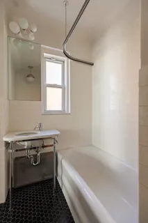 $3,650,000 | 25 East End Avenue, Unit 11E | Upper East Side