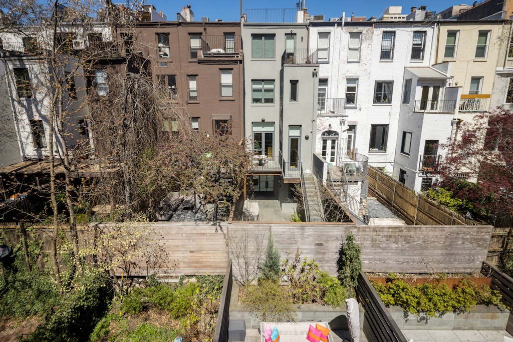 125 West 87th Street Manhattan, NY 10024 - Photo 25 of 27 front view of a building