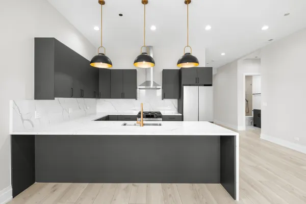 $8,000 | 1327 West Taylor Street, Unit 4, Chicago, IL 60607