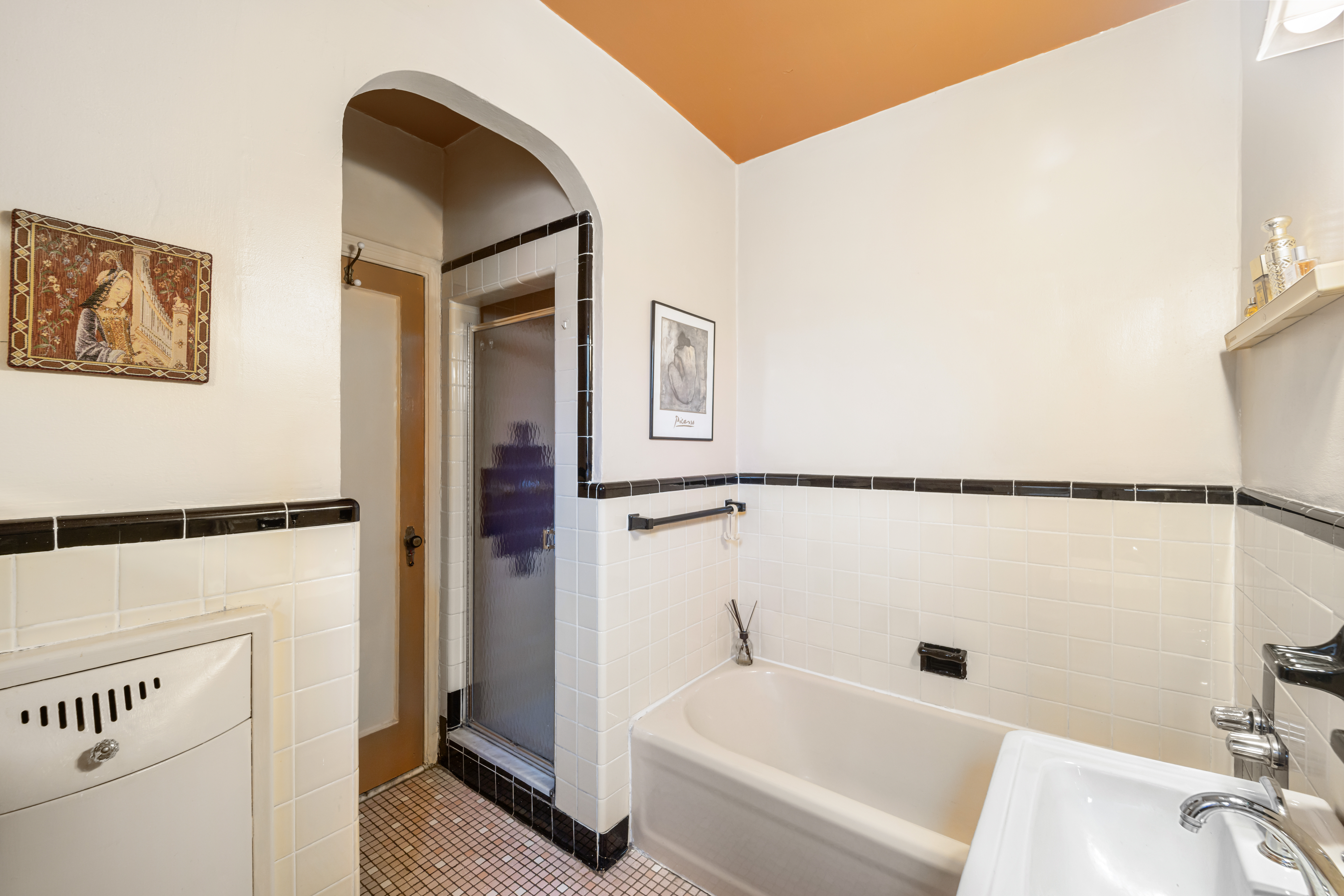 34-24 82nd Street, Unit 6N Queens, NY 11372 - Photo 8 of 15 a bathroom with a bathtub and a shower
