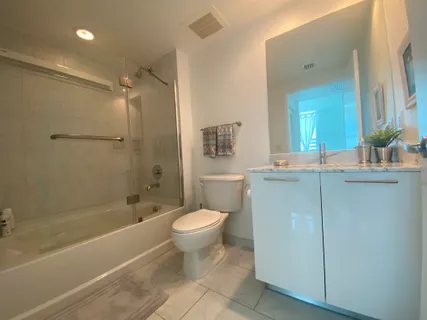 $718,000 | 950 Brickell Bay Drive, Unit 2206, Miami, FL 33131
