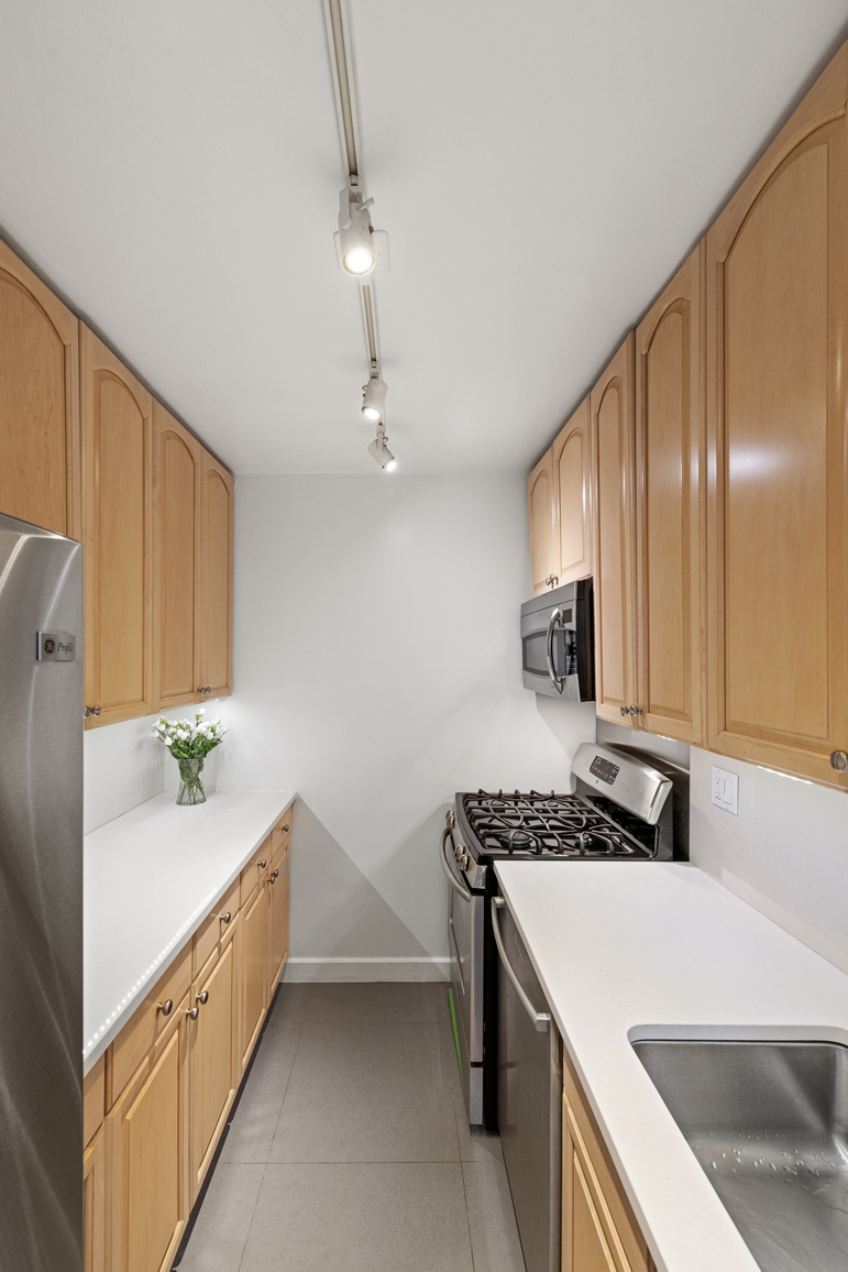 165 West End Avenue, Unit 28J Manhattan, NY 10023 - Photo 5 of 11