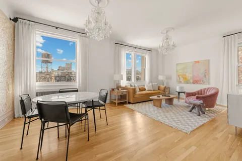 $2,585,000 | 26 East 63rd Street, Unit 11F | Lenox Hill