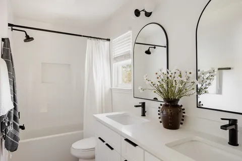 $950,000 | 7402 Whistlestop Drive, Austin, TX 78749