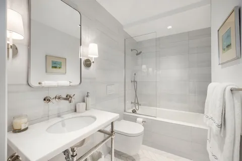 $3,595,000 | 150 East 69th Street, Unit 18S | Lenox Hill