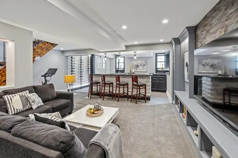 $1,565,000 | 2712 West Sunnyside Avenue, Chicago, IL 60618