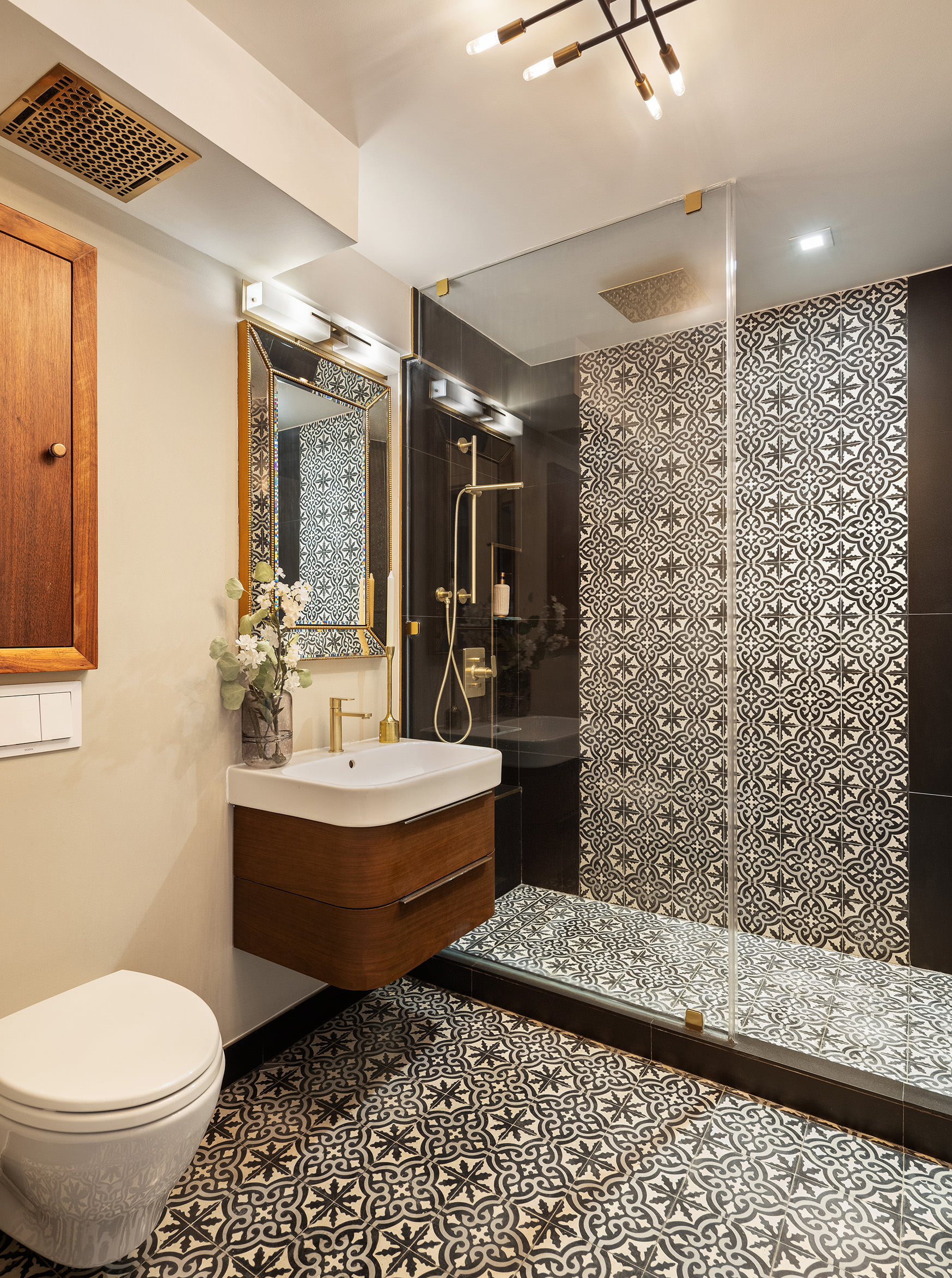 32 Gramercy Park South, Unit 12D Manhattan, NY 10003 - Photo 8 of 14 a bathroom with a sink toilet and shower
