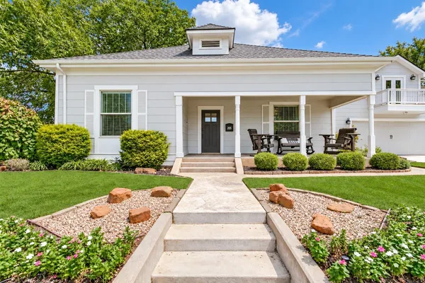 $1,300,000 | 205 South Dooley Street, Grapevine, TX 76051