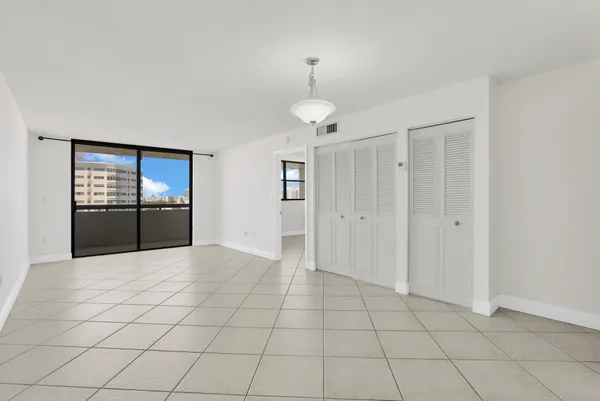 $3,000 | 1775 Washington Avenue, Unit 11D, Miami Beach, FL 33139