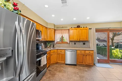 $649,995 | 15 Hickory Circle | Huguenot