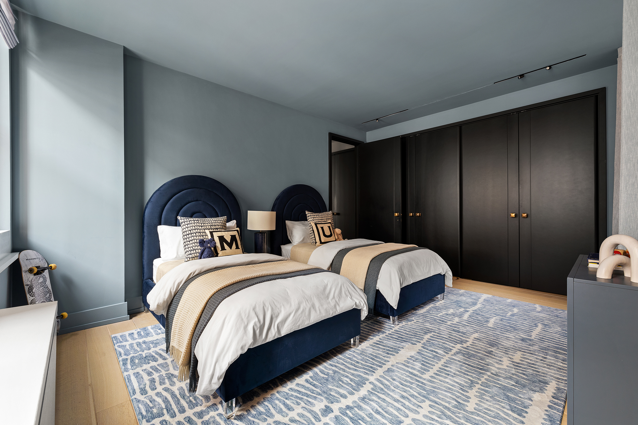 443 Greenwich Street, Unit PHD Manhattan, NY 10013 - Photo 22 of 32 a bedroom with two beds and a couch