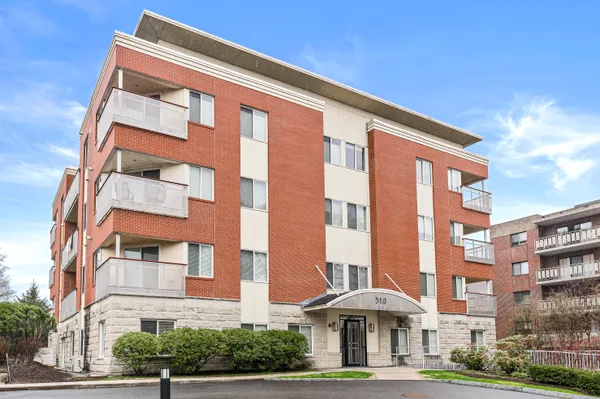 $1,299,000 | 310 Hammond Pond Parkway, Unit 301, Chestnut Hill, MA 02467
