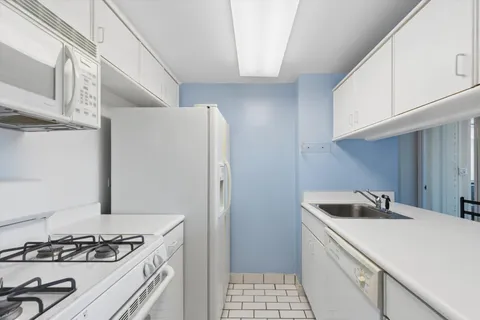 $699,000 | 200 Rector Place, Unit 37N | Battery Park City