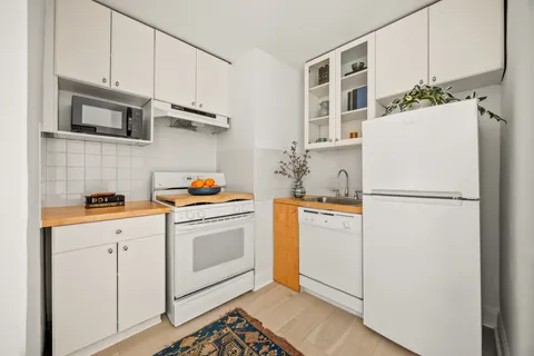 $1,395,000 | 15 Charles Street, Unit 2H | West Village