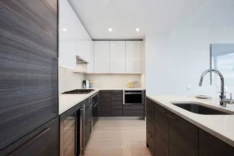 $1,295,000 | 1 Franklin Street, Unit 2011, Boston, MA 02110