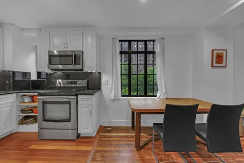 $520,000 | 320 East 42nd Street, Unit 918 | Murray Hill