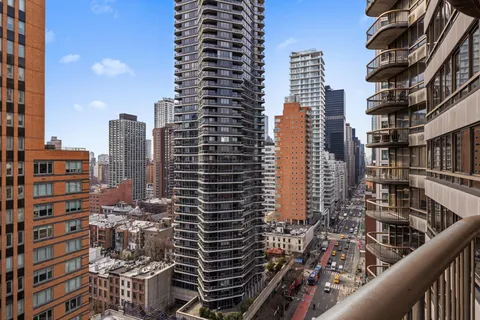 $1,695,000 | 167 East 61st Street, Unit 20E | Lenox Hill