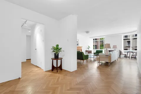 $730,000 | 24 West 55th Street, Unit 3D | Midtown Central
