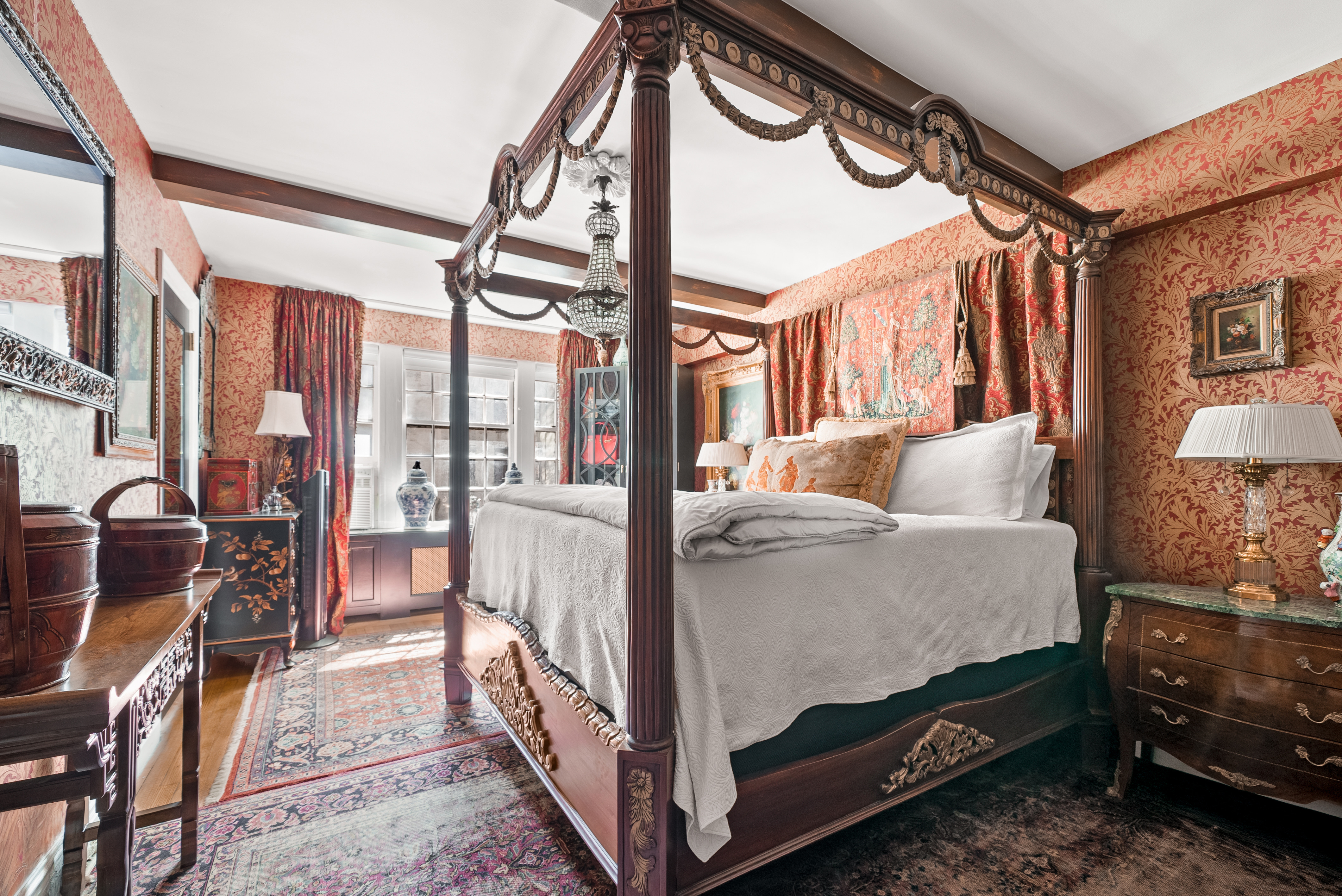 230 East 50th Street, Unit 3B Manhattan, NY 10022 - Photo 6 of 21 a bed room with a bed and a mirror