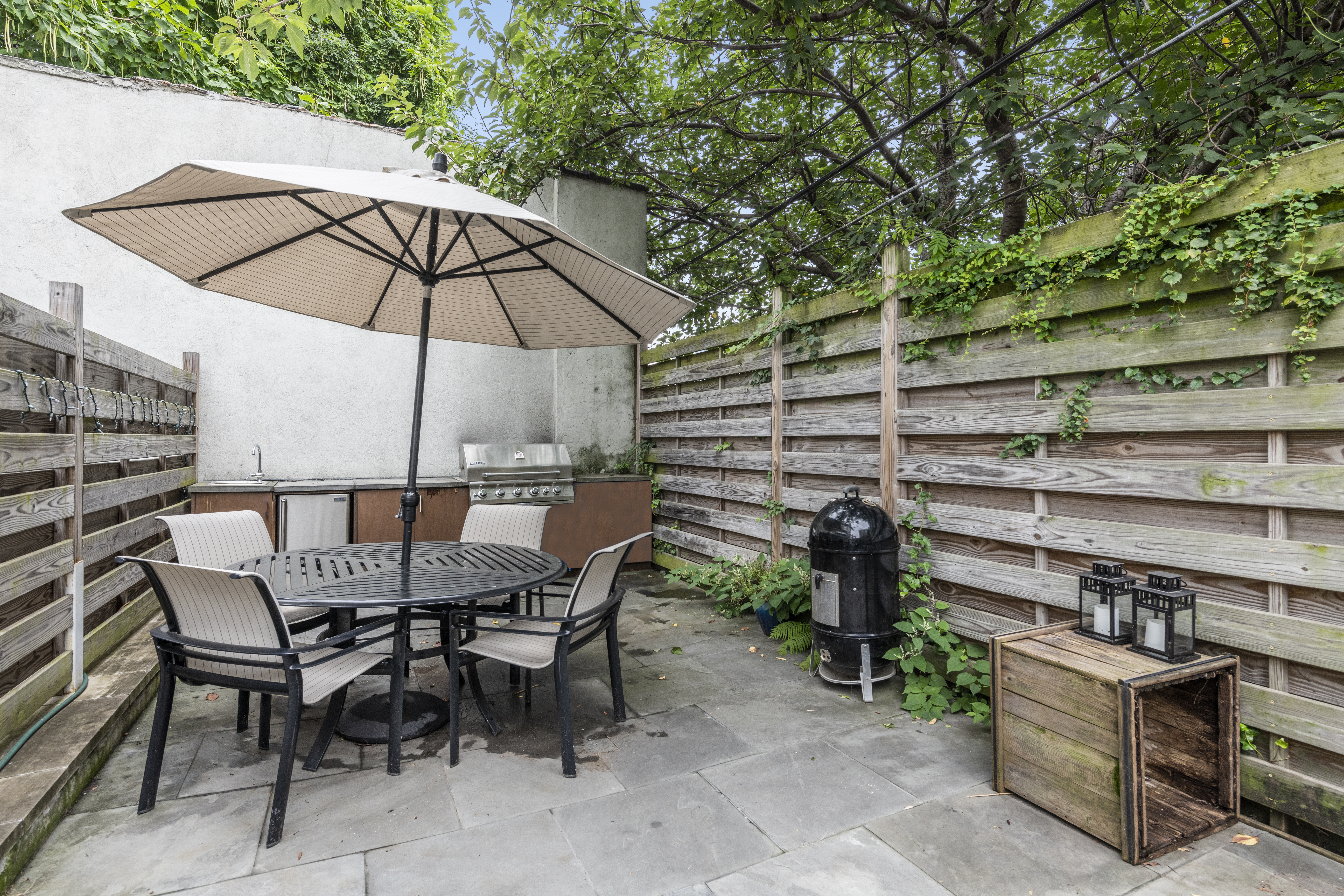 185 13th Street, Unit 2B Brooklyn, NY 11215 - Photo 5 of 8 a table and chairs in the patio