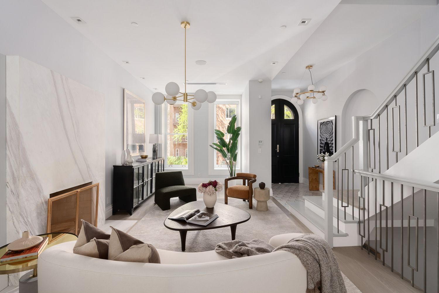 520 East 89th Street Manhattan, NY 10128 - Photo 5 of 40 a living room with furniture chandelier and a table
