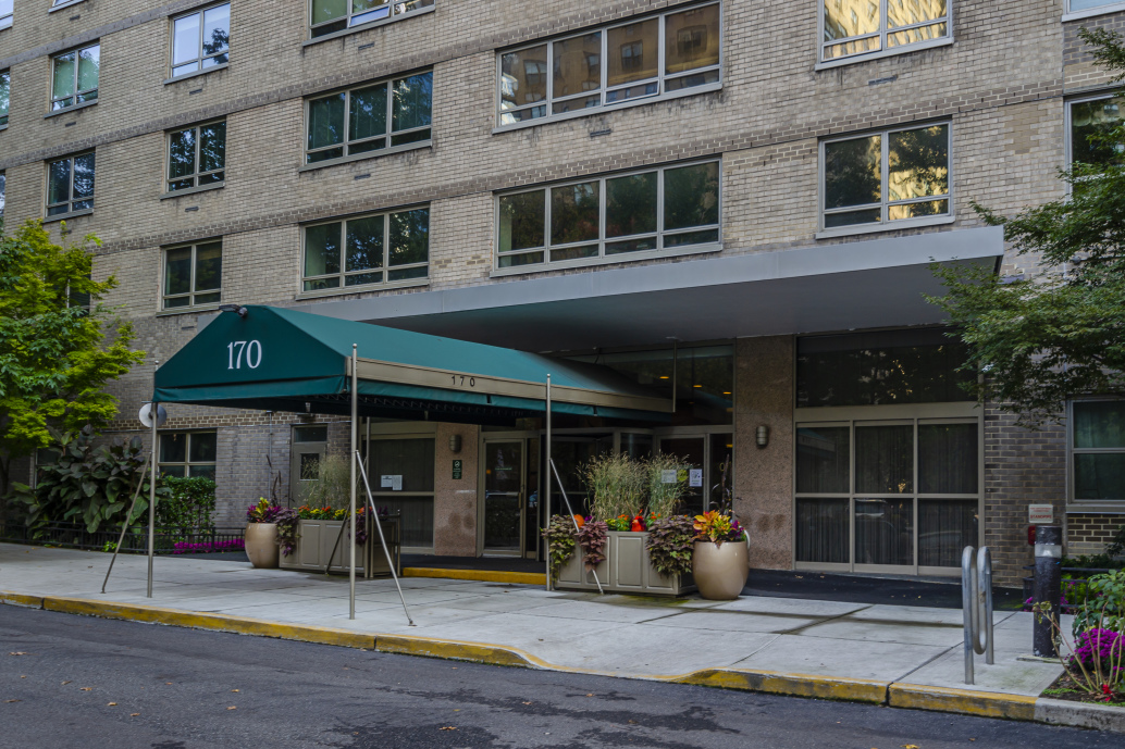 170 West End Avenue, Unit 12B Manhattan, NY 10023 - Photo 13 of 15 a view of a building with sitting area